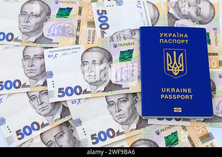 Passeport biométrique étranger avec inscription en ukrainien - Passeport Ukraine, avec de nouveaux billets de banque 500 hryvnia. Concept d'argent, vacances, voyages, vue Banque D'Images