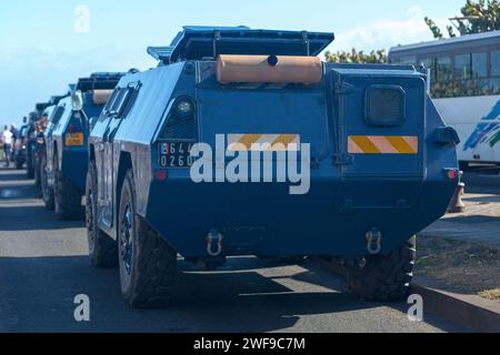 Saint-Denis, la Réunion - juillet 14 2016 : véhicules blindés du GBGM (Groupement aveugle de gendarmerie mobile) en rangée quelques minutes avant le Bastill Banque D'Images