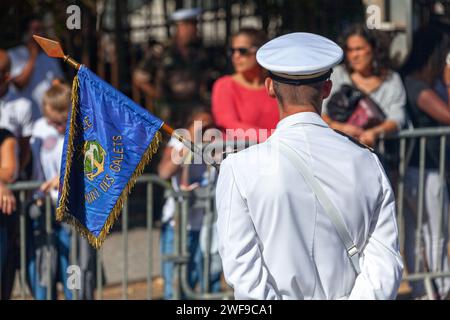 Saint Denis, la Réunion - juillet 14 2016 : Maître de la Marine nationale défilant avec le drapeau de son régiment le jour de la Bastille. Banque D'Images