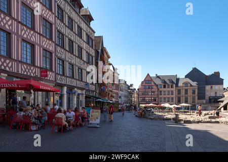 Rouen, France - août 07 2020 : maisons de ville à colombages sur la place du Vieux marché en face de l'église Sainte-Jeanne-d'Arc (français : Église Sainte-Jeanne- Banque D'Images