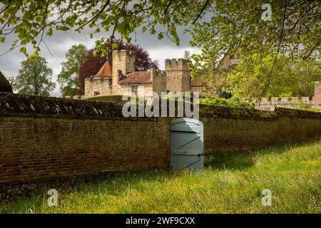 Royaume-Uni, Angleterre Kent, Penshurst, Penshurst place, porte dans les jardins clos Banque D'Images
