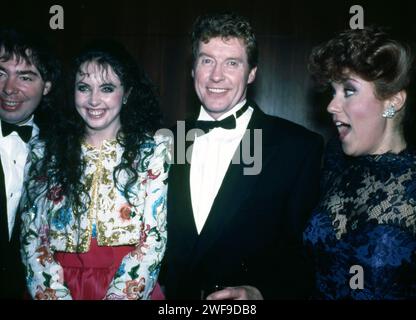 Andew Lloyd Weber (à gauche), Sarah Brightman (deuxième à gauche) et Michael Crawford à l'ouverture de Phantom of the Opera, au Beekman Theatre de New York, le 1988 janvier. Photo : Collection Oscar Abolafia/Everett (michaelcrawford001) Banque D'Images