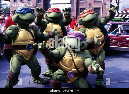 The Teenage mutant Ninja Turtles (TMNT), dans un plan promotionnel pour leur show rock donnant le coup d'envoi DE LEUR tournée SHELLS Hair Metal, devant radio City Music Hall, New York, 1990. Photo : Collection Oscar Abolafia/Everett (teenagemutantturtles003) Banque D'Images