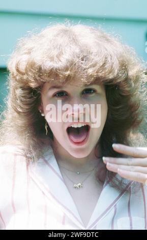 Linda Blair est une actrice américaine, connue pour son travail dans le genre de l'horreur, vue ici avec la bouche grande ouverte montrant sa langue, vêtue d'un chemisier rayé rose et blanc et d'un collier doré, cheveux vers le bas et bouclés, années 1970 Photo : Collection Oscar Abolafia/Everett (lindablair019) Banque D'Images