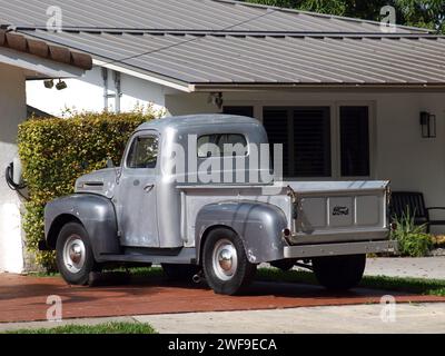 Miami, Floride, États-Unis - 20 janvier 2024 : camionnette Ford des années 1940 dans une maison. Véhicule antique. Banque D'Images