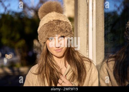 Portrait d'une jeune femme caucasienne portant un chapeau de laine devant la caméra Banque D'Images