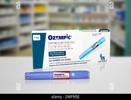 Boîte à insuline Ozempic et stylo d'injection ou stylo à cartouche d'insuline pour patients diabétiques de Novo Nordisk. Fond de pharmacie flou. Banque D'Images