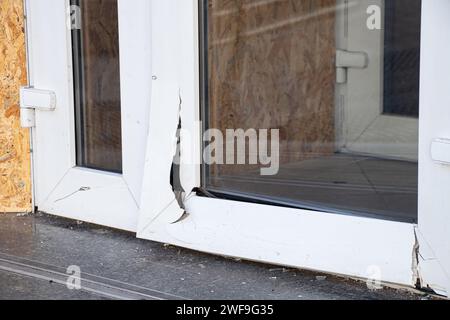 Une porte en verre métal-plastique s'est cassée à la suite d'une onde de souffle lors d'une attaque de missile sur le Dniepr en Ukraine, la guerre en Ukraine Banque D'Images