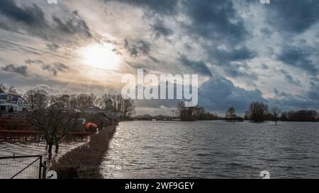 Jardins inondés sur les maisons près de la rivière pluie appelée l'IJssel, après les fortes pluies qui ont duré pendant des semaines causées par le changement climatique, aux pays-Bas Banque D'Images