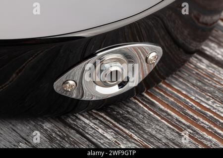 prise de sortie de guitare électrique sur fond de bois Banque D'Images