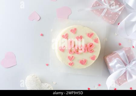 Petit gâteau avec inscription 'love'. Gâteau pour la Saint-Valentin, la fête des mères ou l'anniversaire. Gâteau Bento romantique pour deux Banque D'Images