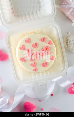 Petit gâteau avec inscription 'love'. Gâteau pour la Saint-Valentin, la fête des mères ou l'anniversaire. Gâteau Bento romantique pour deux Banque D'Images