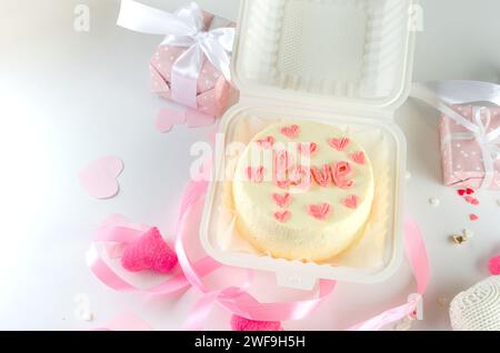 Petit gâteau avec inscription 'love'. Gâteau pour la Saint-Valentin, la fête des mères ou l'anniversaire. Gâteau Bento romantique pour deux Banque D'Images