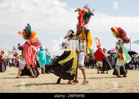 Papalotla, Mexique. 28 janvier 2024. A Papalotla, Tlaxcala de Xicotencatl, Mexique, le 28 janvier 2024, le dix-septième festival culturel Atltepeilhuitl a lieu. Cette fête, d’origine préhispanique, est une célébration où les gens demandent de l’eau au dieu de la colline. Plusieurs municipalités participent avec leurs danses respectives. Cet événement traditionnel marque le début du carnaval, qui débutera le 12 février et se terminera le 13 février au Cerro de la Luna. (Photo de Essene Hernandez/Eyepix Group/NurPhoto) crédit : NurPhoto SRL/Alamy Live News Banque D'Images