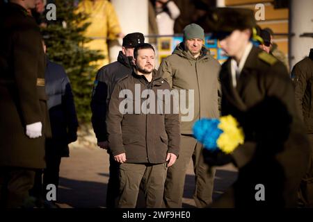 Kiev, Ukraine. 29 janvier 2024. Le président ukrainien Volodymyr Zelenskyy tient un moment de silence sur la tombe d'Askold en l'honneur de ceux qui sont morts lors de la Révolution ukrainienne de 1917, le 29 janvier 2024, à Kiev, en Ukraine. Crédit : Présidence ukrainienne/Bureau de presse présidentiel ukrainien/Alamy Live News Banque D'Images