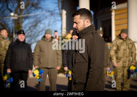 Kiev, Ukraine. 29 janvier 2024. Le président ukrainien Volodymyr Zelenskyy tient un moment de silence sur la tombe d'Askold en l'honneur de ceux qui sont morts lors de la Révolution ukrainienne de 1917, le 29 janvier 2024, à Kiev, en Ukraine. Crédit : Présidence ukrainienne/Bureau de presse présidentiel ukrainien/Alamy Live News Banque D'Images