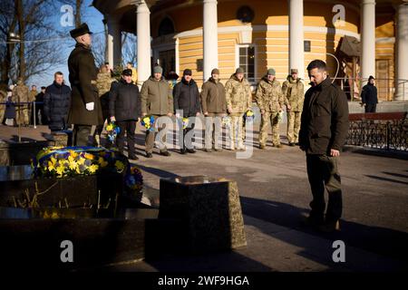 Kiev, Ukraine. 29 janvier 2024. Le président ukrainien Volodymyr Zelenskyy tient un moment de silence sur la tombe d'Askold en l'honneur de ceux qui sont morts lors de la Révolution ukrainienne de 1917, le 29 janvier 2024, à Kiev, en Ukraine. Crédit : Présidence ukrainienne/Bureau de presse présidentiel ukrainien/Alamy Live News Banque D'Images