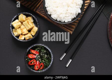 Composition avec différents plats chinois sur fond sombre, gros plan Banque D'Images