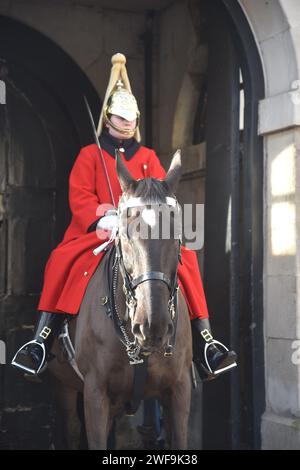 GARDIENS DE CONFIANCE DU MONARQUE le sauveteur de la cavalerie montée de la maison des rois à Londres Banque D'Images