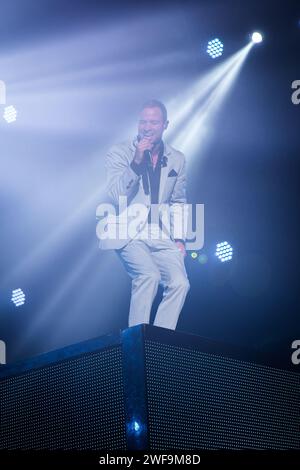 Brian Littrell chante en solo à la tournée des Backstreet Boys In a World Like This au Phones4U Arena, Manchester, Royaume-Uni, le 5 avril 2014 Banque D'Images