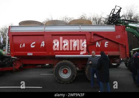 Argenteuil, France. 29 janvier 2024. Une remorque avec des balles de paille. Mobilisation des agriculteurs entre le pont de Gennevilliers (hauts-de-Seine) et la D311 (Val-d'Oise) demandant une augmentation des salaires, la suppression de la taxe sur les carburants ou encore la baisse des normes, le 29 janvier 2024 à Argenteuil. Photo de Christophe Michel/ABACAPRESS.COM crédit : Abaca Press/Alamy Live News Banque D'Images