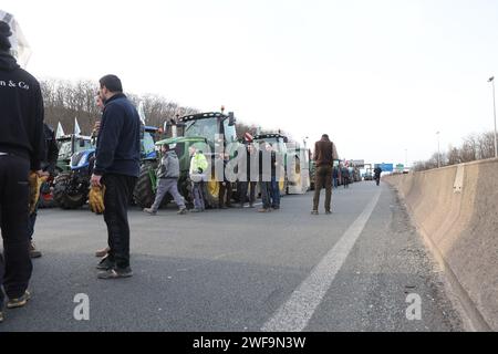 Argenteuil, France. 29 janvier 2024. Les tracteurs et les agriculteurs bloquent l'accès à l'autoroute A15. Mobilisation des agriculteurs entre le pont de Gennevilliers (hauts-de-Seine) et la D311 (Val-d'Oise) demandant une augmentation des salaires, la suppression de la taxe sur les carburants ou encore la baisse des normes, le 29 janvier 2024 à Argenteuil. Photo de Christophe Michel/ABACAPRESS.COM crédit : Abaca Press/Alamy Live News Banque D'Images