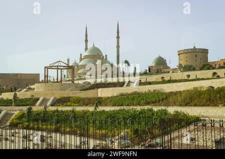 La mosquée Muhammad Ali ou mosquée d'Albâtre située dans la Citadelle du Caire en Egypte au-dessus de la ville Banque D'Images