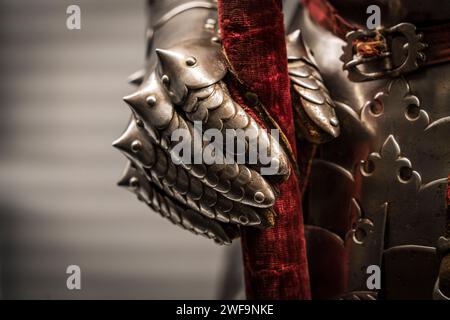 Moufle coudée avec bouts des doigts articulés et articulations pointues, marquisat de Falces, 15e siècle, Musée Armory Álava, Vitoria, pays Basque, Banque D'Images