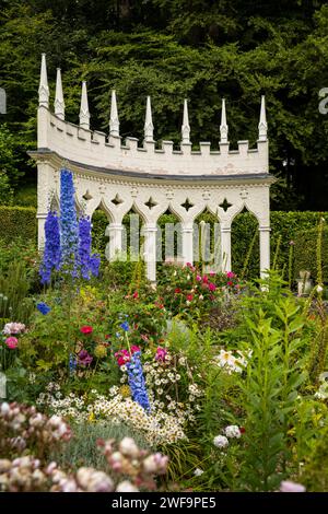 Royaume-Uni, Angleterre, Gloucestershire, Painswick, Rococo Garden, le jardin Exedra plantation herbacée en été Banque D'Images