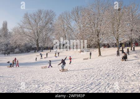 Paysage hivernal dans le Nippeser Taelchen (vallée des Nippes) dans le quartier des Nippes à Cologne Banque D'Images