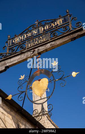 Royaume-Uni, Angleterre, Gloucestershire, Painswick, The Cross, Tibbiwell, ancien Golden Heart Inn, puis enseigne de maison de thé Banque D'Images