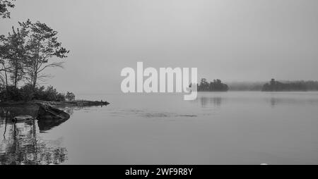 Brouillard sur le lac Cobbossee, Maine Banque D'Images