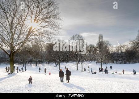 Paysage hivernal dans le Nippeser Taelchen (vallée des Nippes) dans le quartier des Nippes à Cologne Banque D'Images