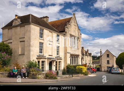 Royaume-Uni, Angleterre, Gloucestershire, Painswick, Victoria Square, hôtel de ville et bibliothèque Banque D'Images