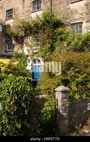 Royaume-Uni, Angleterre, Gloucestershire, Painswick, Vicarage Street, porte et jardin avant de la maison géorgienne Banque D'Images