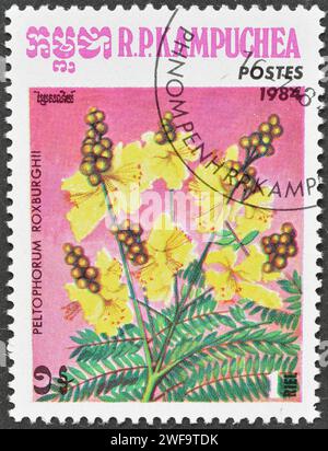 Timbre-poste annulé imprimé par le Cambodge, qui montre Copperpod (Peltophorum roxburghii), vers 1984. Banque D'Images