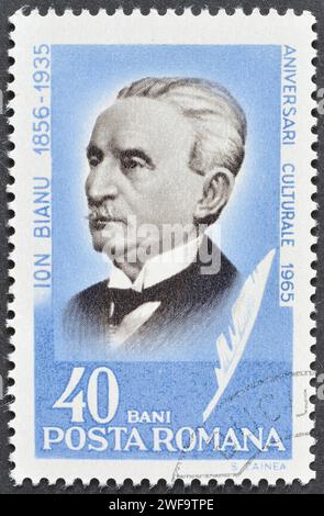 Timbre-poste annulé imprimé par la Roumanie, qui montre le portrait du philologue Ion Bianu, 30e anniversaire de la mort d'Ion Bianu (1856-1935), vers 1965. Banque D'Images