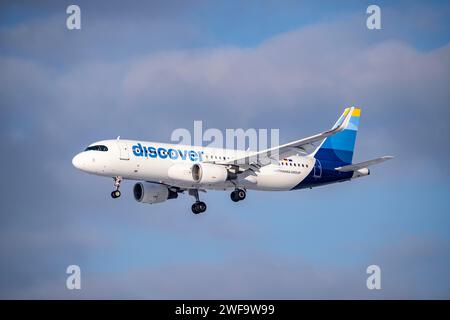 Découvrez l'Airbus A320-200, à l'approche de l'aéroport FRA de Francfort, Fraport, en hiver, Hesse, Allemagne Banque D'Images