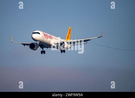 Avion Pegasus approchant l'aéroport FRA de Francfort, Fraport, en hiver, Hesse, Allemagne Banque D'Images