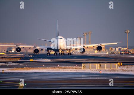 Lufthansa Boeing 747-8, Brandenburg, sur la voie de circulation vers la piste ouest, Frankfurt Airport FRA, Fraport, en hiver, Hesse, Allemagne Banque D'Images