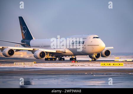 Lufthansa Boeing 747-8, Brandenburg, sur la voie de circulation vers la piste ouest, Frankfurt Airport FRA, Fraport, en hiver, Hesse, Allemagne Banque D'Images
