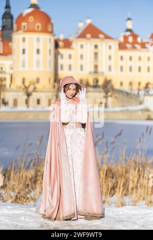 Fotoshooting im Schloss Moritzburg in diesem Jahr feiert der wohl beliebteste Märchenfilm aller Zeiten ein besonderes Jubiläum. Auf Schloss Moritzburg, einem der Drehorte des films, öffnet zum zwölften mal die Ausstellung zum Kultfilm Drei Haselnüsse für Aschenbrödel, mit jubiläumswürdigem Rahmenprogramm und Sonderausstellung. Modell Tamara Kretschmer schlüpfte erneut in die begehrte Rolle des legendären Aschenbrödels mit dem Ballkleid. Moritzburg Sachsen Deutschland *** séance photo au château de Moritzburg cette année, le film de conte de fées le plus populaire de tous les temps célèbre un anniversaire spécial Banque D'Images