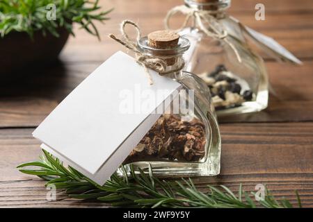 Bouteille d'herbes saines avec étiquette vide blanche pour vous texte. Bouteille en verre d'herbes médicinales sèches pour faire l'infusion ou la teinture curative. Romarin med Banque D'Images