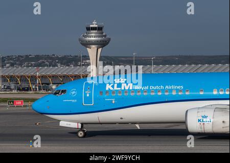 Madrid, Espagne. 29 janvier 2024. Un vol passager de KLM Royal Dutch Airlines sur une piste de l'aéroport Adolfo Suarez Madrid-Barajas passant devant la tour de contrôle. Le président du gouvernement espagnol, Pedro Sanchez, a annoncé le lancement de l'agrandissement de l'aéroport Adolfo Suarez Madrid-Barajas, qui sera le plus grand investissement dans les infrastructures aéroportuaires de la dernière décennie avec 2 400 millions d'euros. Crédit : Marcos del Mazo/Alamy Live News Banque D'Images