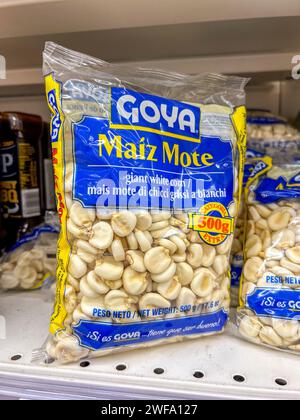 Italie - 26 janvier 2024 : Goya Maiz Mote, maïs blanc géant dans un sac transparent exposé sur une étagère à vendre dans un supermarché italien Banque D'Images