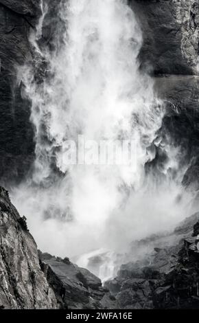 Brume gonflante à la base des chutes Upper Yosemite en été Banque D'Images