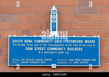 Plaque sur la tour Oxo à Londres, South Bank Community Area Stamford Wharf, coin Street redéveloppement, Angleterre, Royaume-Uni Banque D'Images