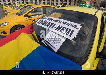 Bucarest, Roumanie - 29 janvier 2024 : plusieurs centaines de chauffeurs de taxi protestent devant le Parlement roumain, contre les plateformes de covoiturage telles que UBER et Bold, principalement insatisfaits de leur système de, comme ils disent en faisant référence au tarif dynamique, des «tarifs de dumping» et exigeant une taxation de ceux-ci en Roumanie. Crédit : Lucian Alecu/Alamy Live News Banque D'Images