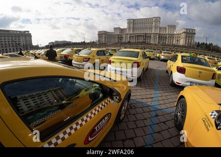 Bucarest, Roumanie - 29 janvier 2024 : plusieurs centaines de chauffeurs de taxi protestent devant le Parlement roumain, contre les plateformes de covoiturage telles que UBER et Bold, principalement insatisfaits de leur système de, comme ils disent en faisant référence au tarif dynamique, des «tarifs de dumping» et exigeant une taxation de ceux-ci en Roumanie. Crédit : Lucian Alecu/Alamy Live News Banque D'Images