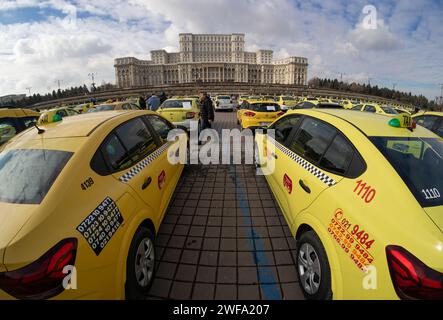 Bucarest, Roumanie - 29 janvier 2024 : plusieurs centaines de chauffeurs de taxi protestent devant le Parlement roumain, contre les plateformes de covoiturage telles que UBER et Bold, principalement insatisfaits de leur système de, comme ils disent en faisant référence au tarif dynamique, des «tarifs de dumping» et exigeant une taxation de ceux-ci en Roumanie. Crédit : Lucian Alecu/Alamy Live News Banque D'Images